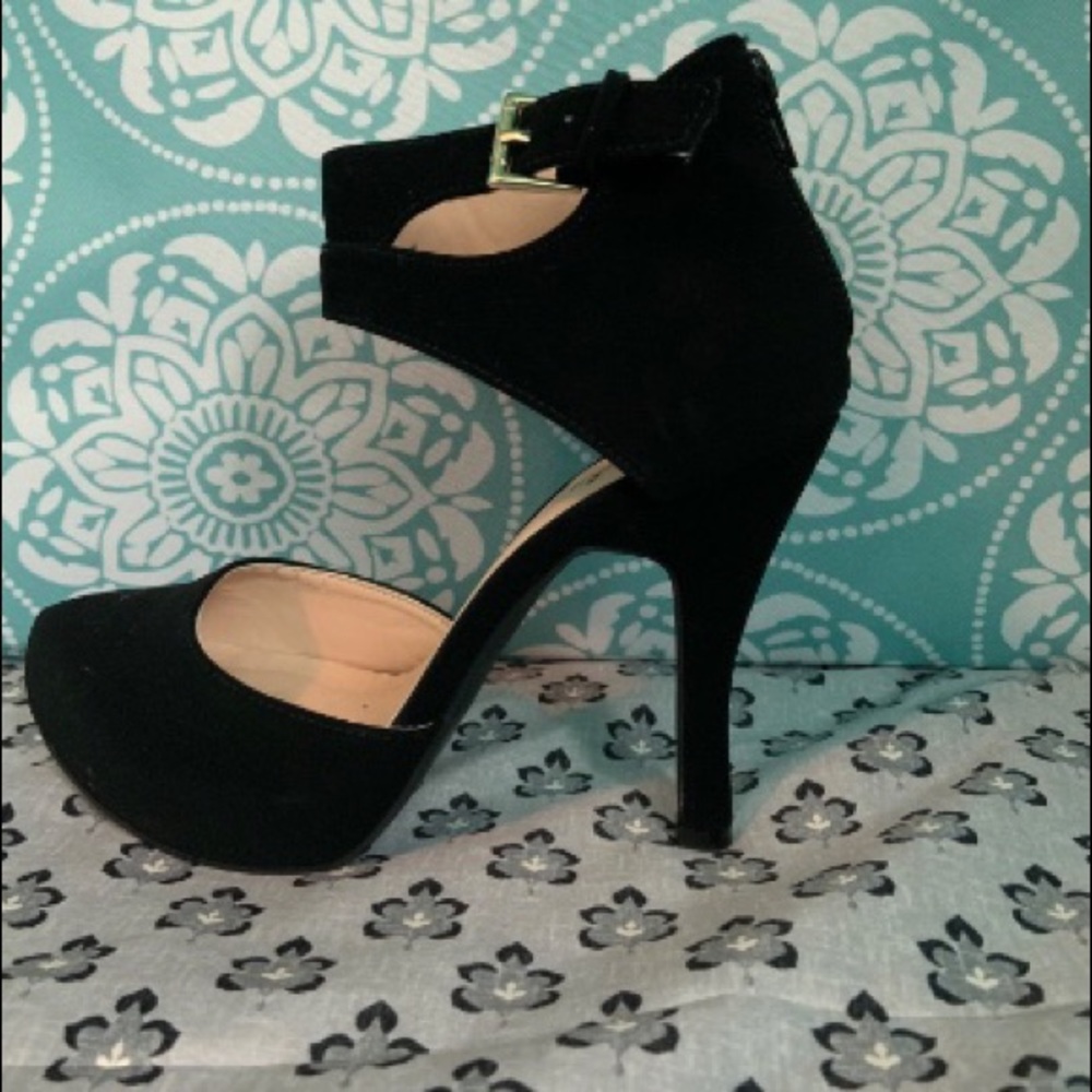 Quepid brand ankle cuff heels